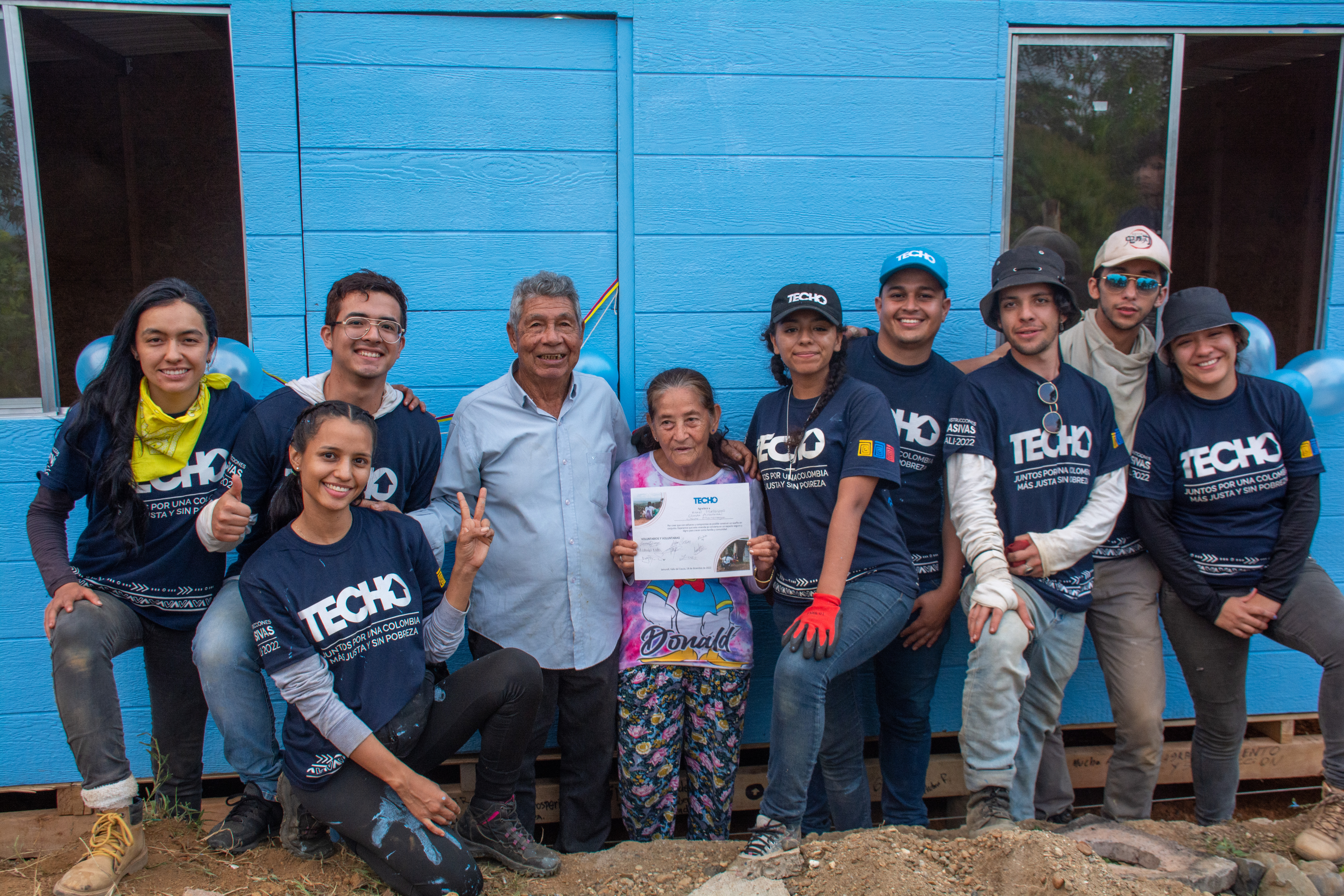 Voluntarios TECHO en construcción