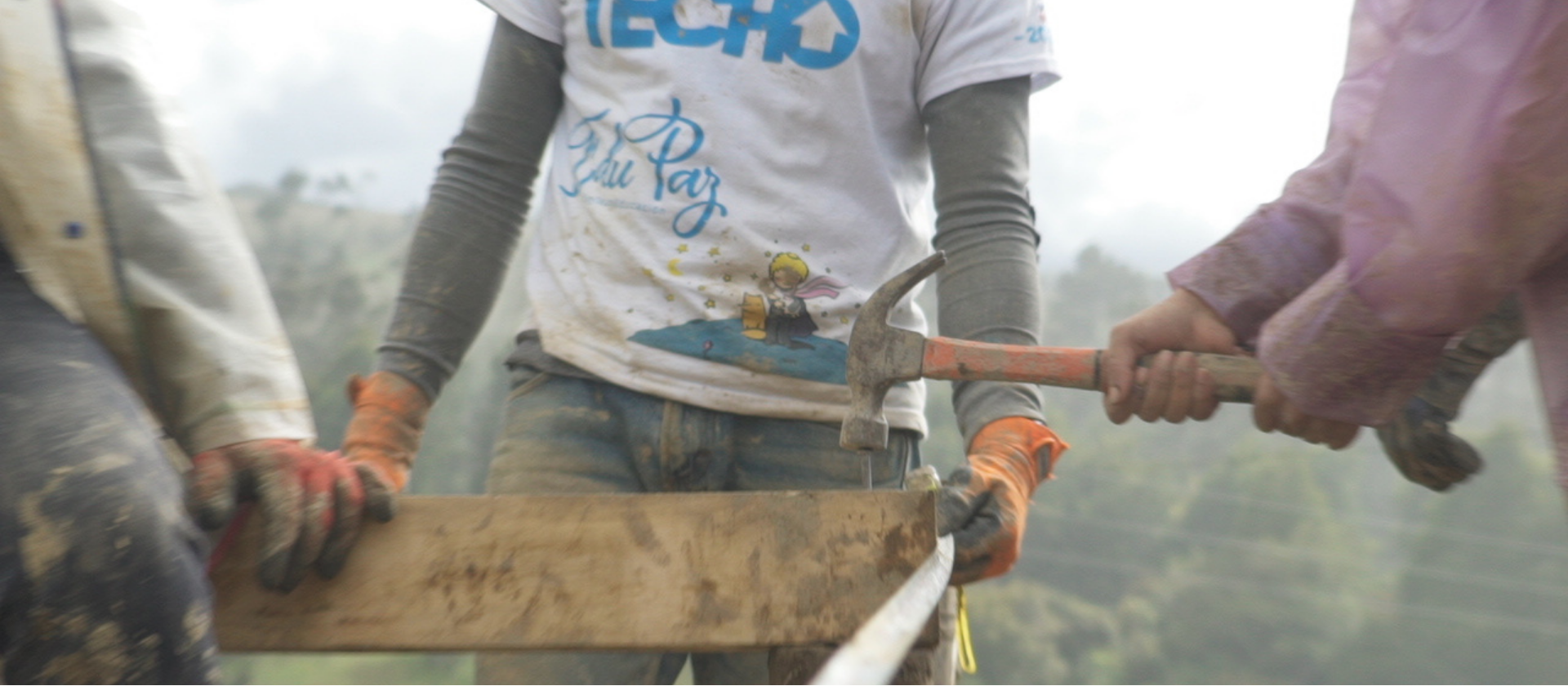 Voluntarios construyendo