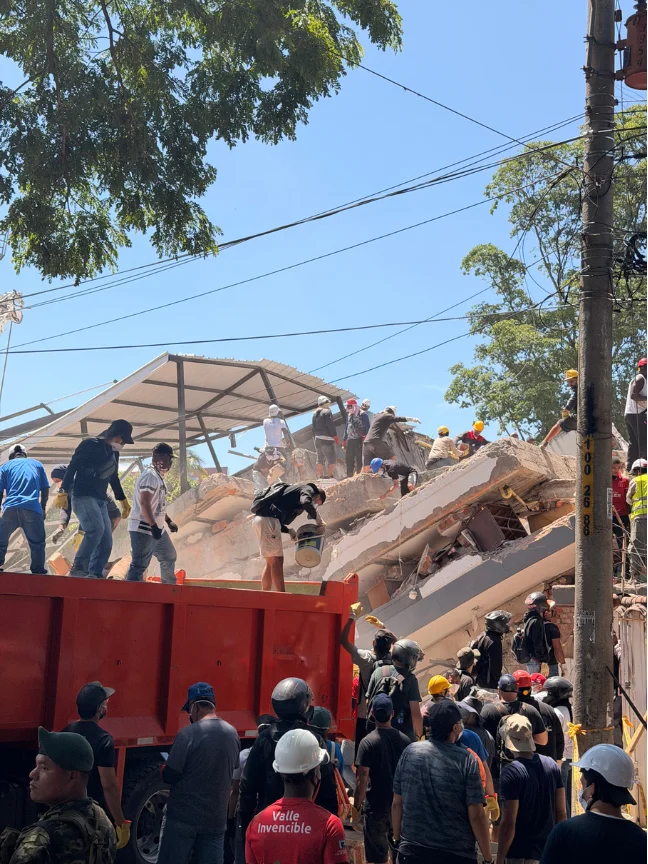 Zona afectada: labores de rescate y remoción de escombros tras el terremoto
